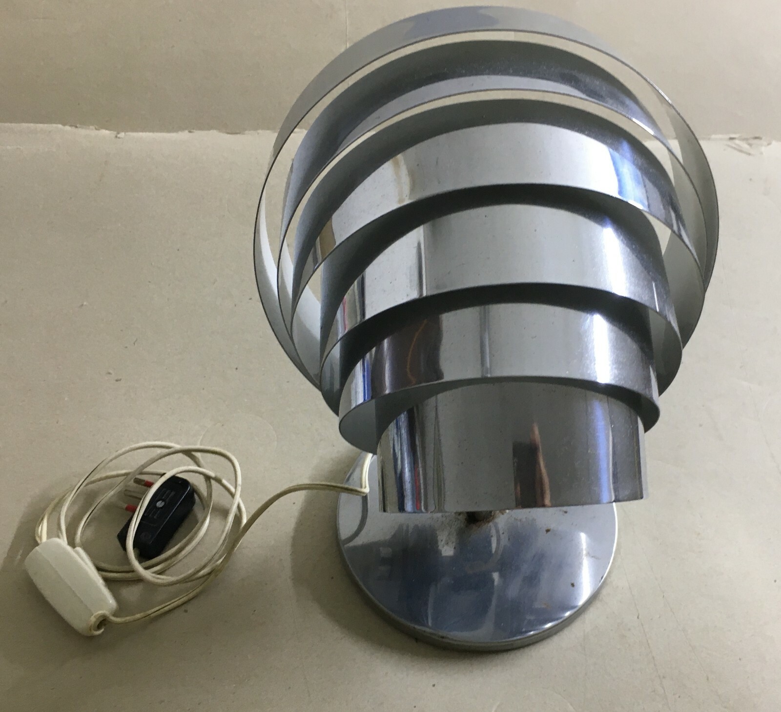 Modernariato: Lampada Da Tavolo Con Lamelle Orientabili