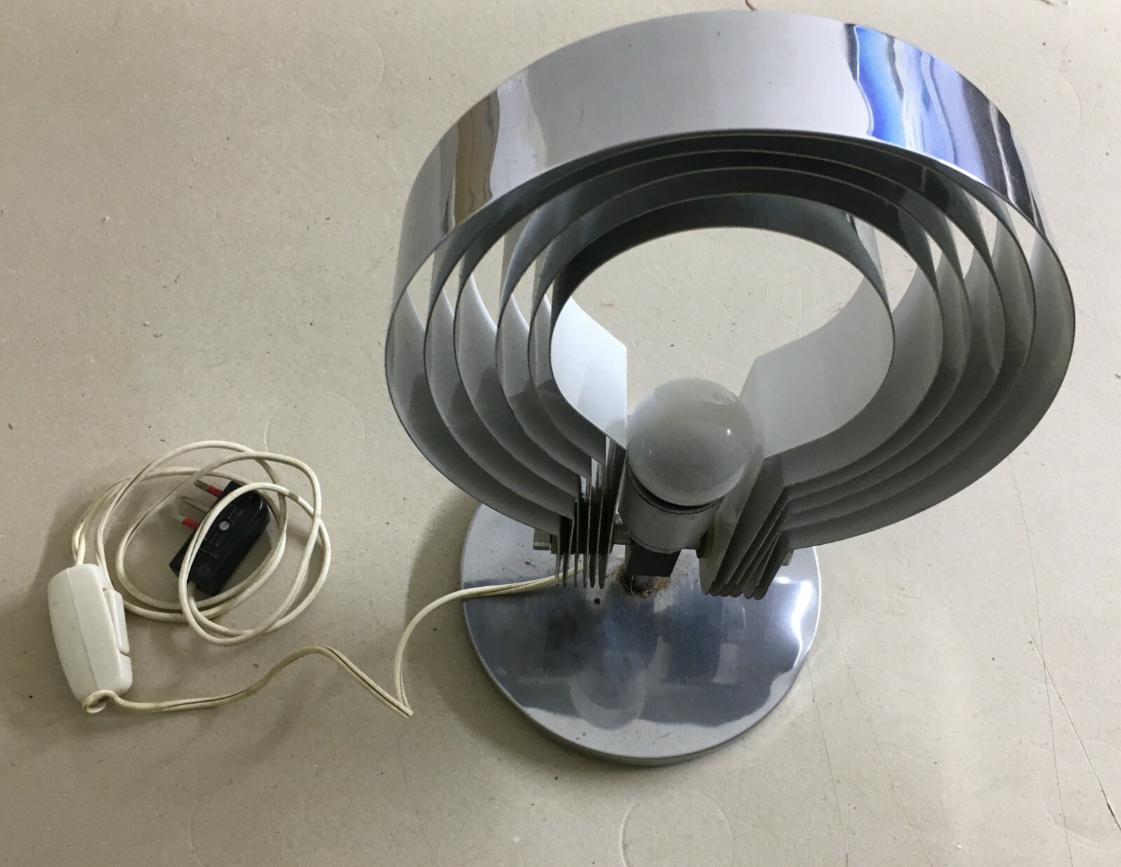 Modernariato: Lampada Da Tavolo Con Lamelle Orientabili