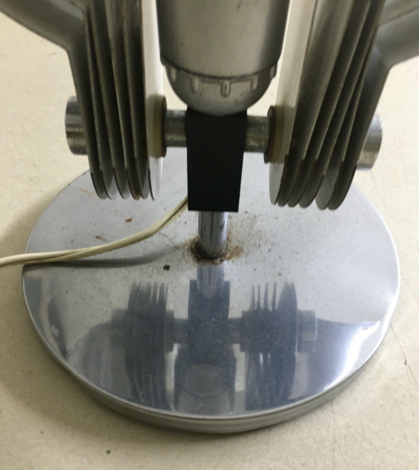 Modernariato: Lampada Da Tavolo Con Lamelle Orientabili