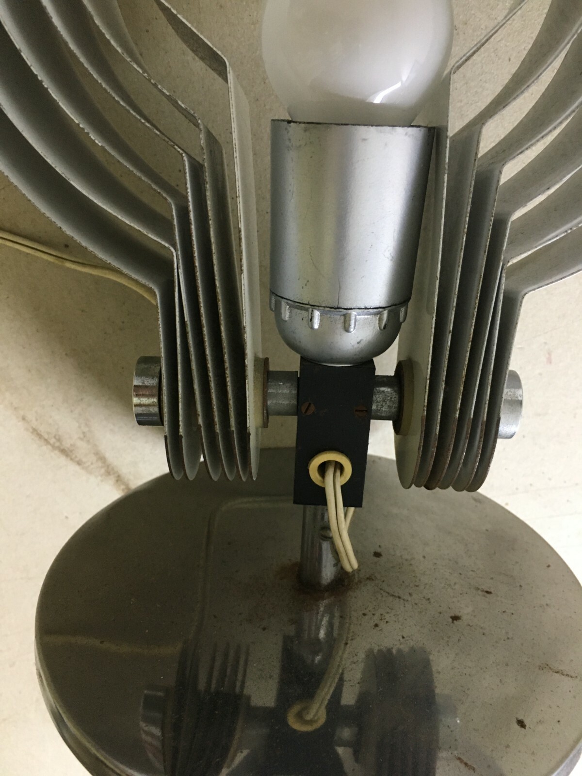 Modernariato: Lampada Da Tavolo Con Lamelle Orientabili