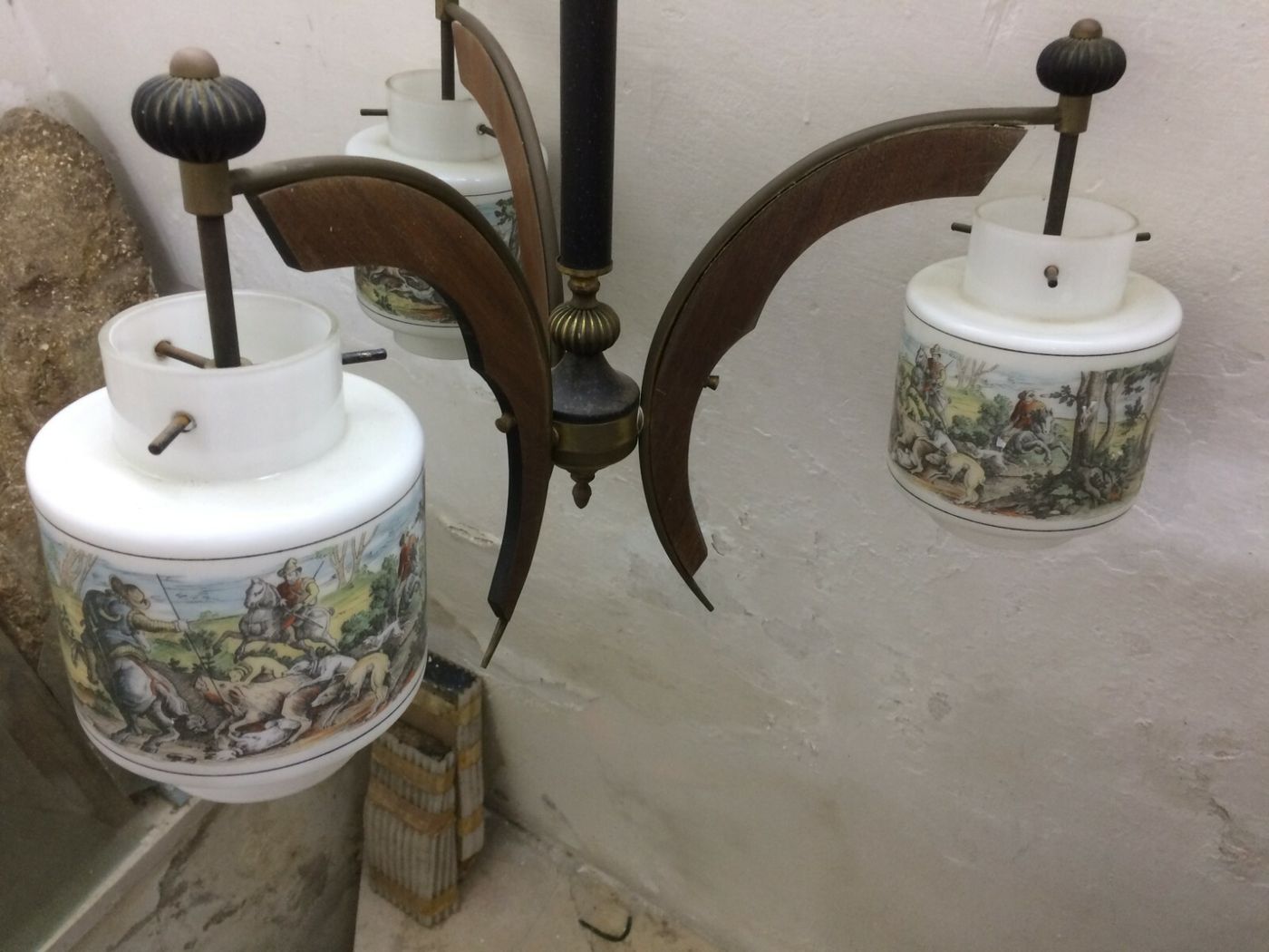Inusuale Lampadario d'Epoca Con Scene Di Caccia, Metà Del '900