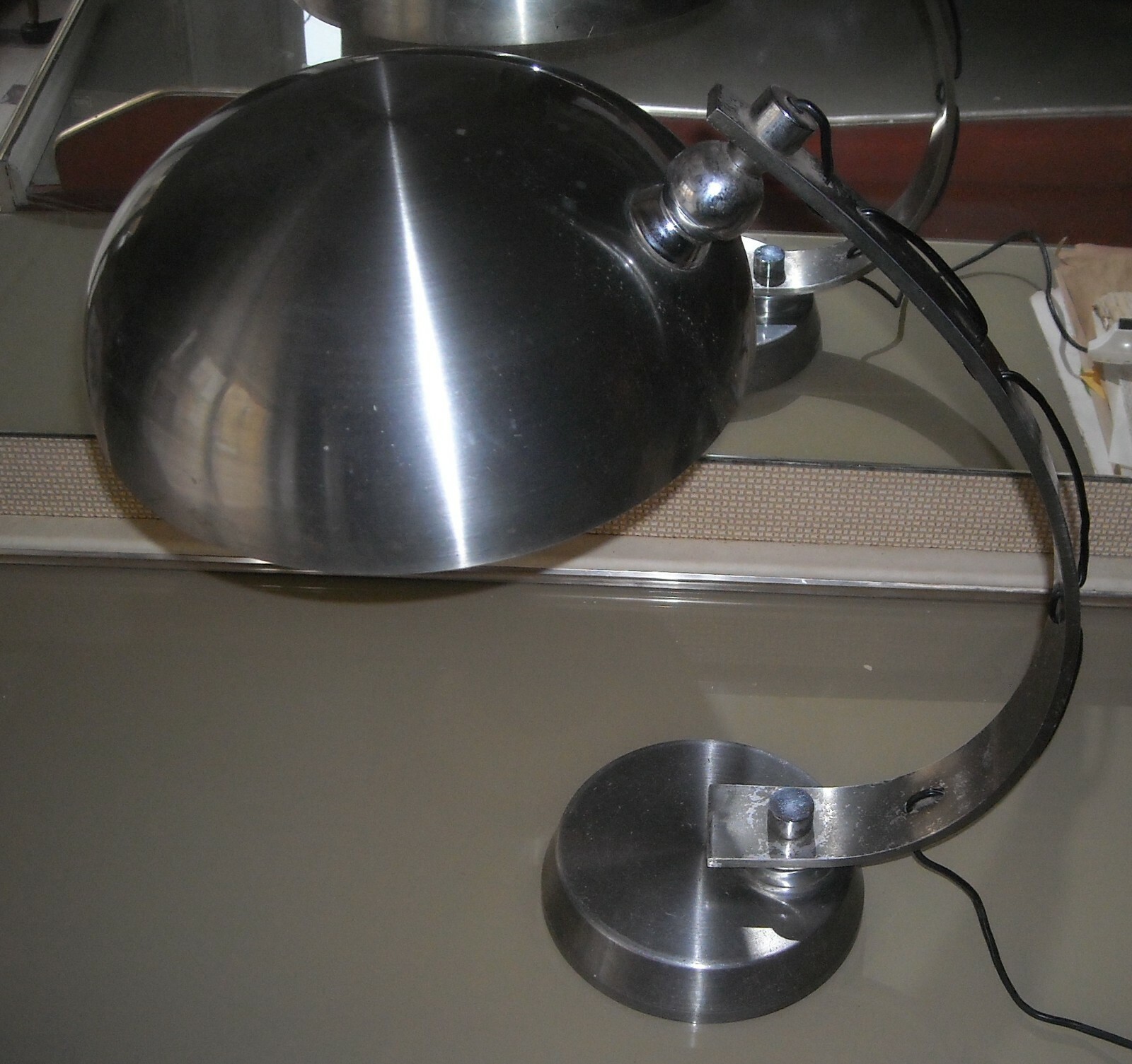 Modernariato E Design: Lampada Da Scrivania In Metallo Orientabile