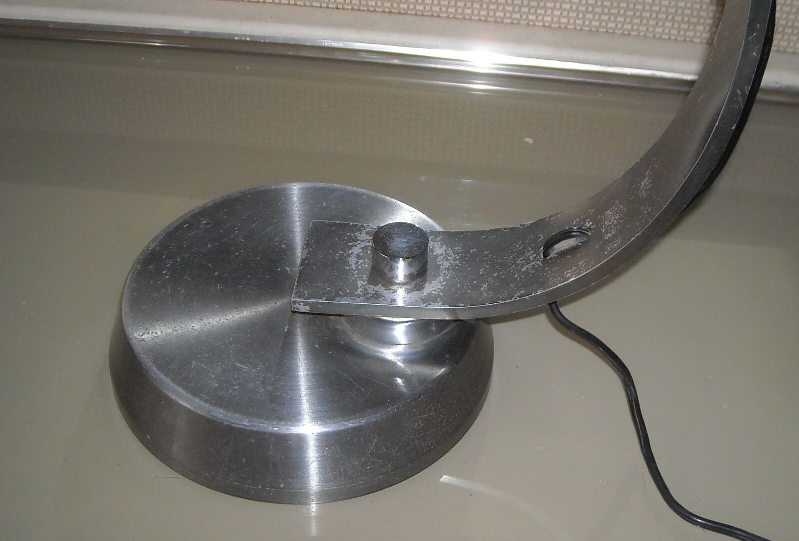 Modernariato E Design: Lampada Da Scrivania In Metallo Orientabile