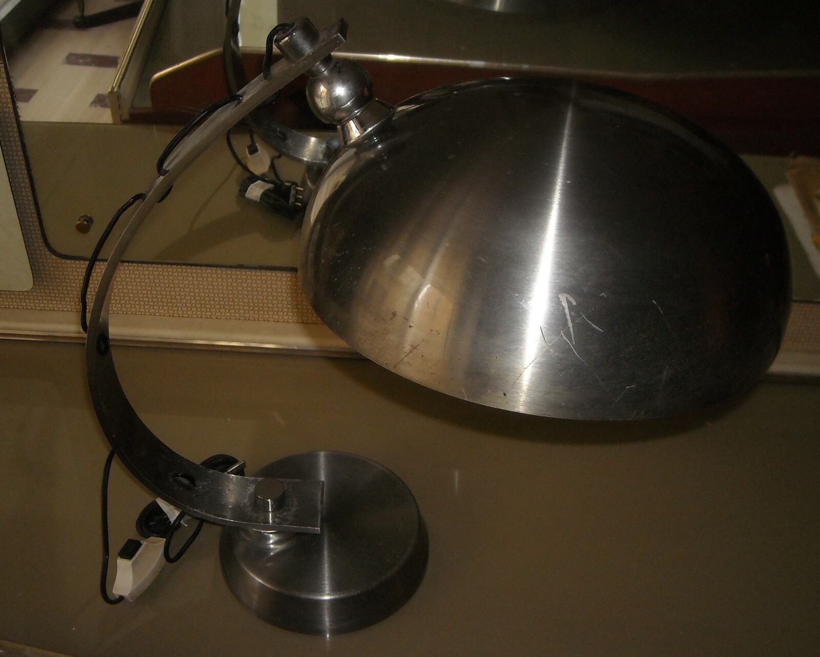 Modernariato E Design: Lampada Da Scrivania In Metallo Orientabile