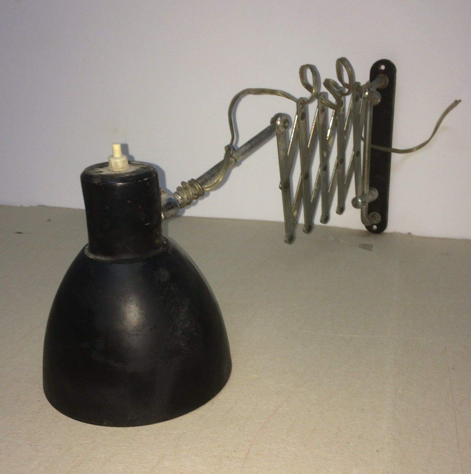 Lampada Applique A Pantografo In Metallo Cromato E Nero
