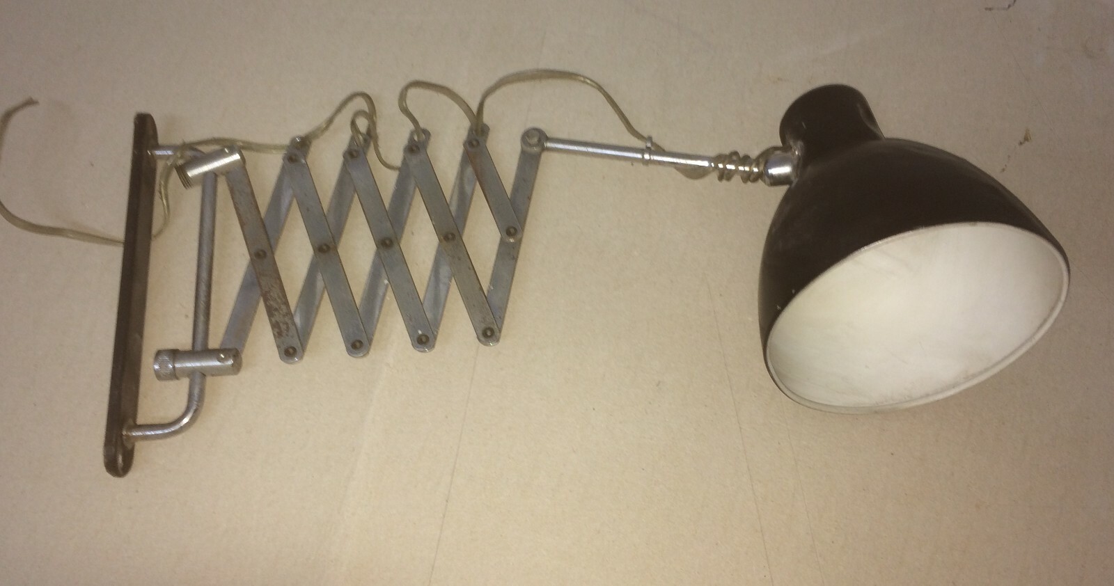 Lampada Applique A Pantografo In Metallo Cromato E Nero