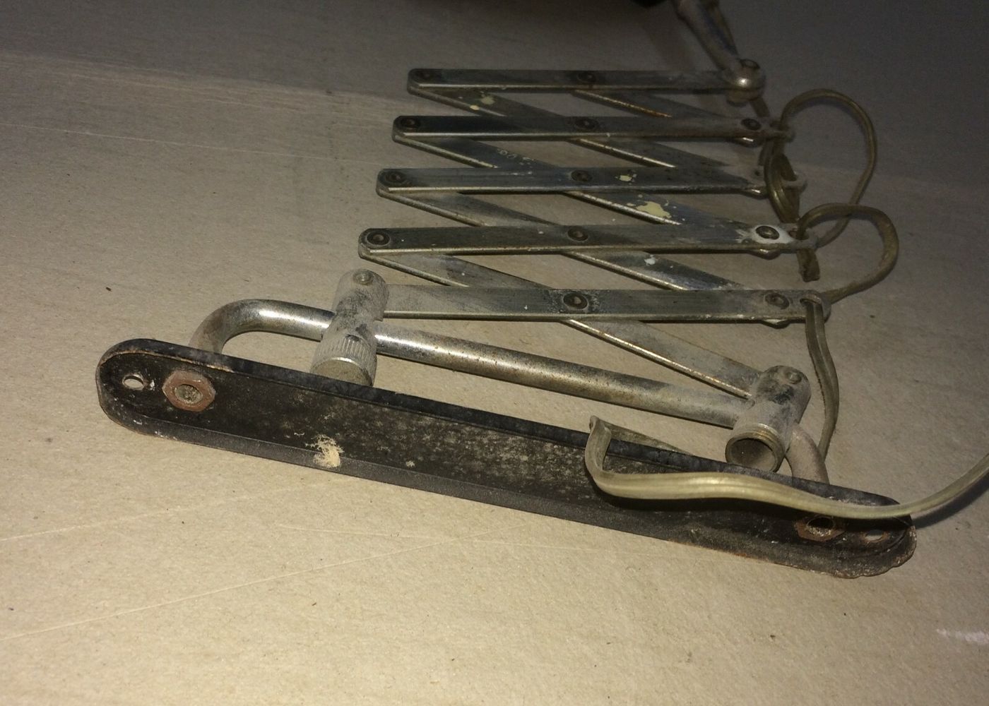 Lampada Applique A Pantografo In Metallo Cromato E Nero