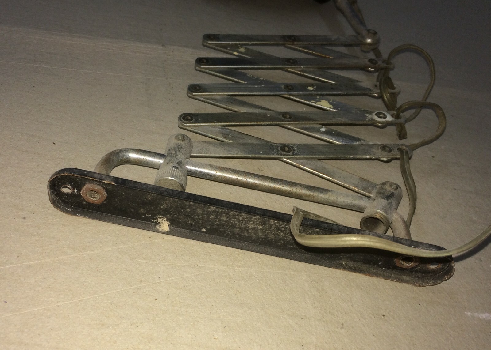 Lampada Applique A Pantografo In Metallo Cromato E Nero