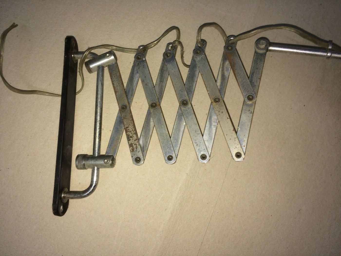 Lampada Applique A Pantografo In Metallo Cromato E Nero