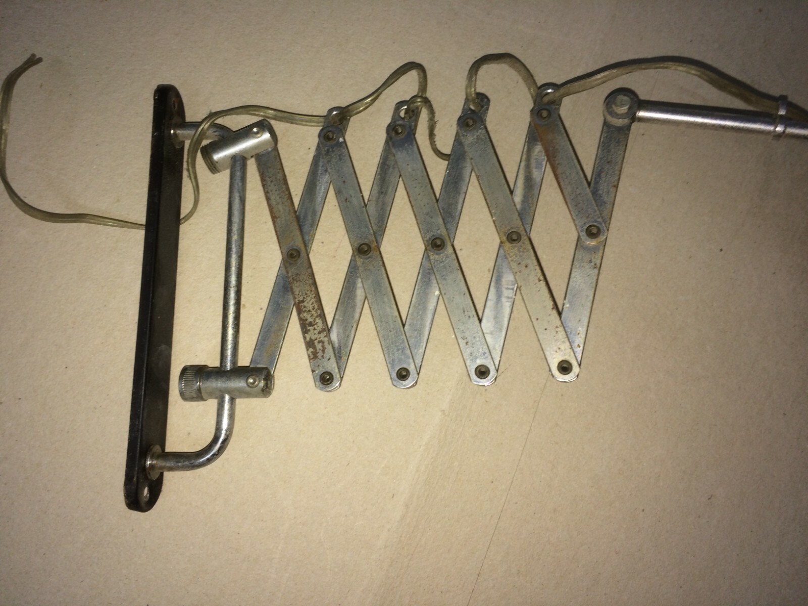 Lampada Applique A Pantografo In Metallo Cromato E Nero