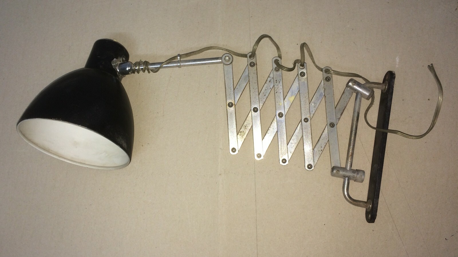 Lampada Applique A Pantografo In Metallo Cromato E Nero