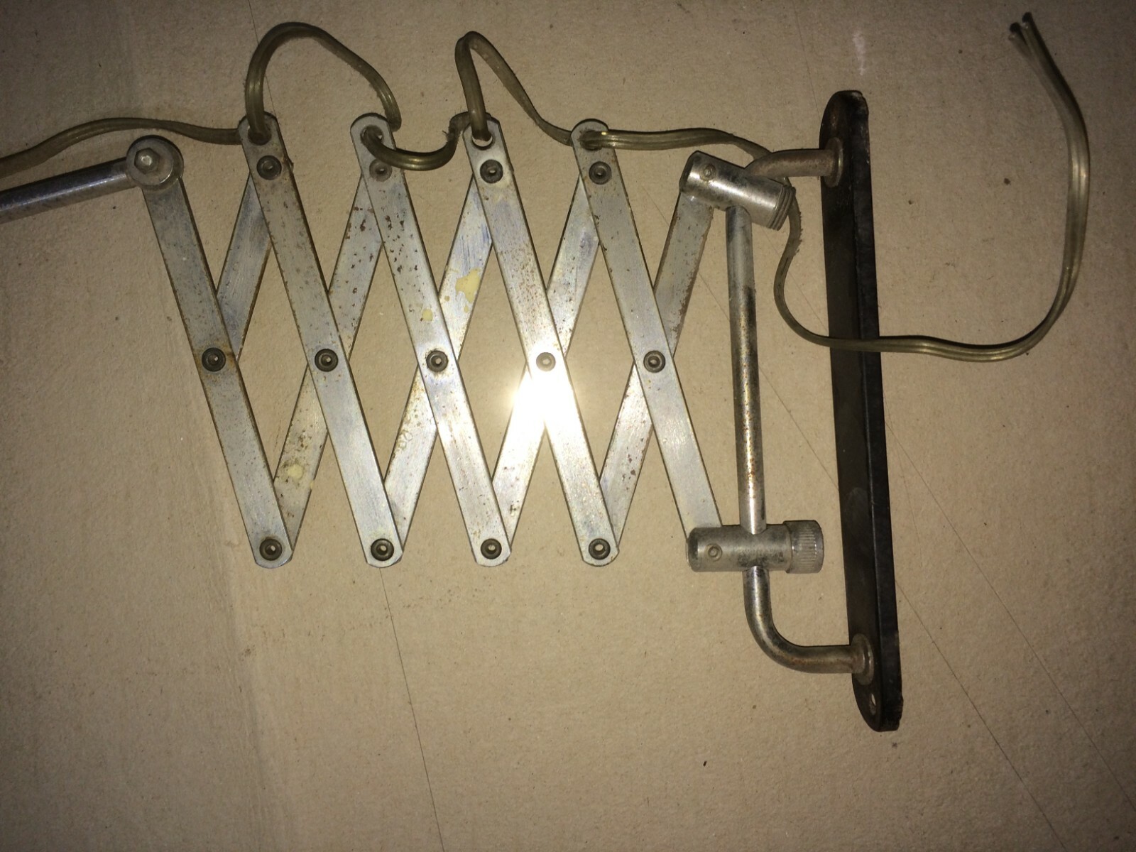 Lampada Applique A Pantografo In Metallo Cromato E Nero