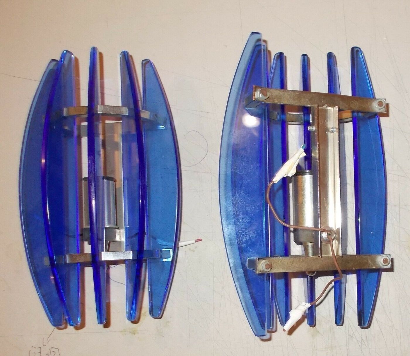 Coppia Di Appliques In Vetro Azzurro E Metallo Cromato