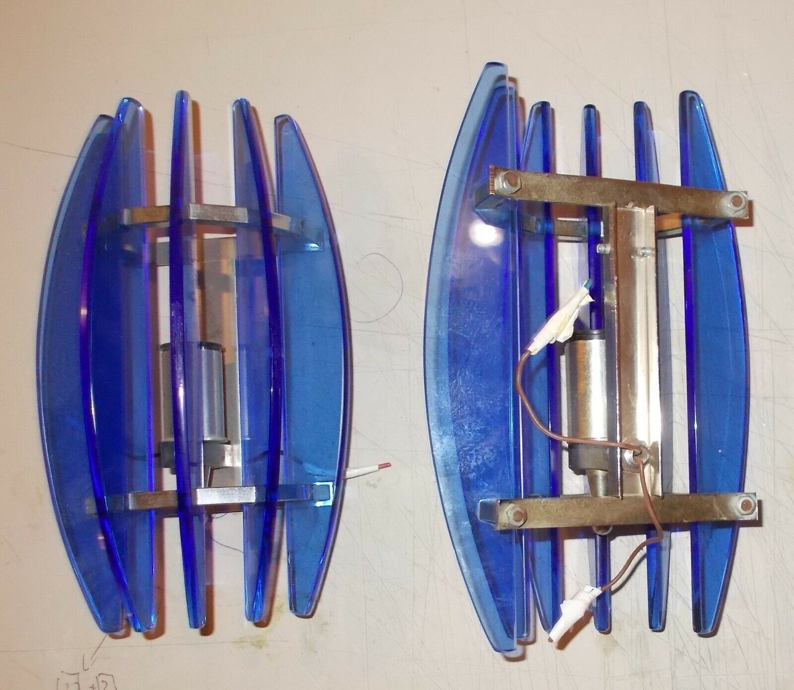 Coppia Di Appliques In Vetro Azzurro E Metallo Cromato
