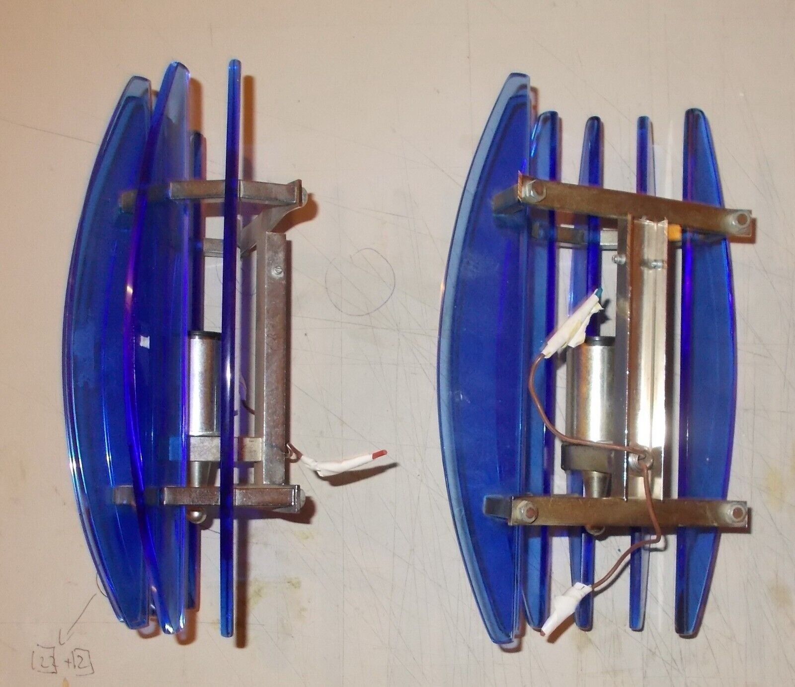 Coppia Di Appliques In Vetro Azzurro E Metallo Cromato