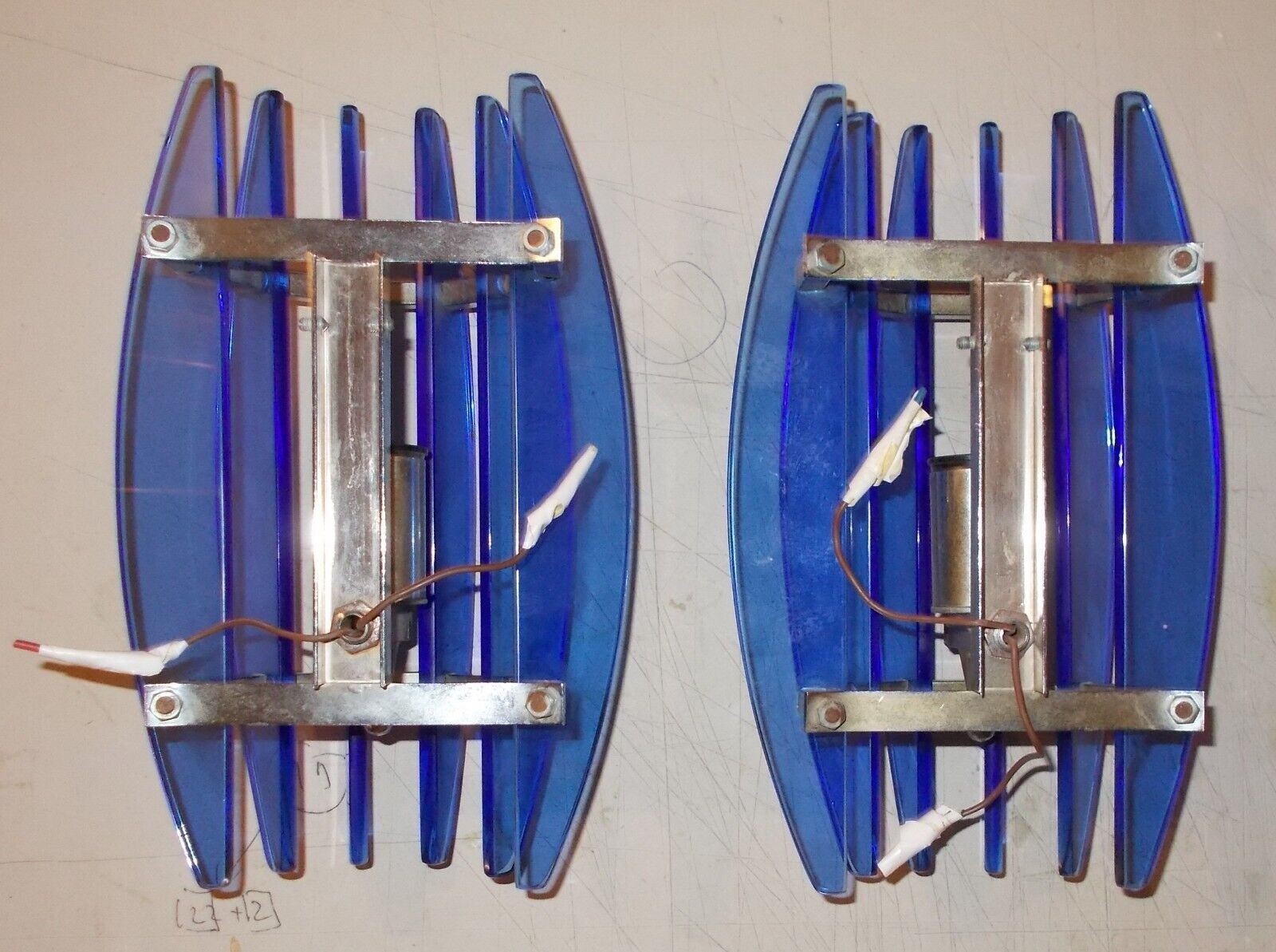 Coppia Di Appliques In Vetro Azzurro E Metallo Cromato