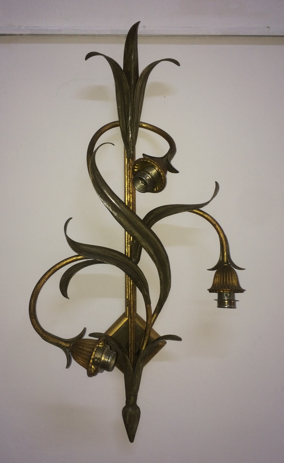 Coppia Di Appliques In Metallo Dorato E Bronzato A Motivi Vegetali