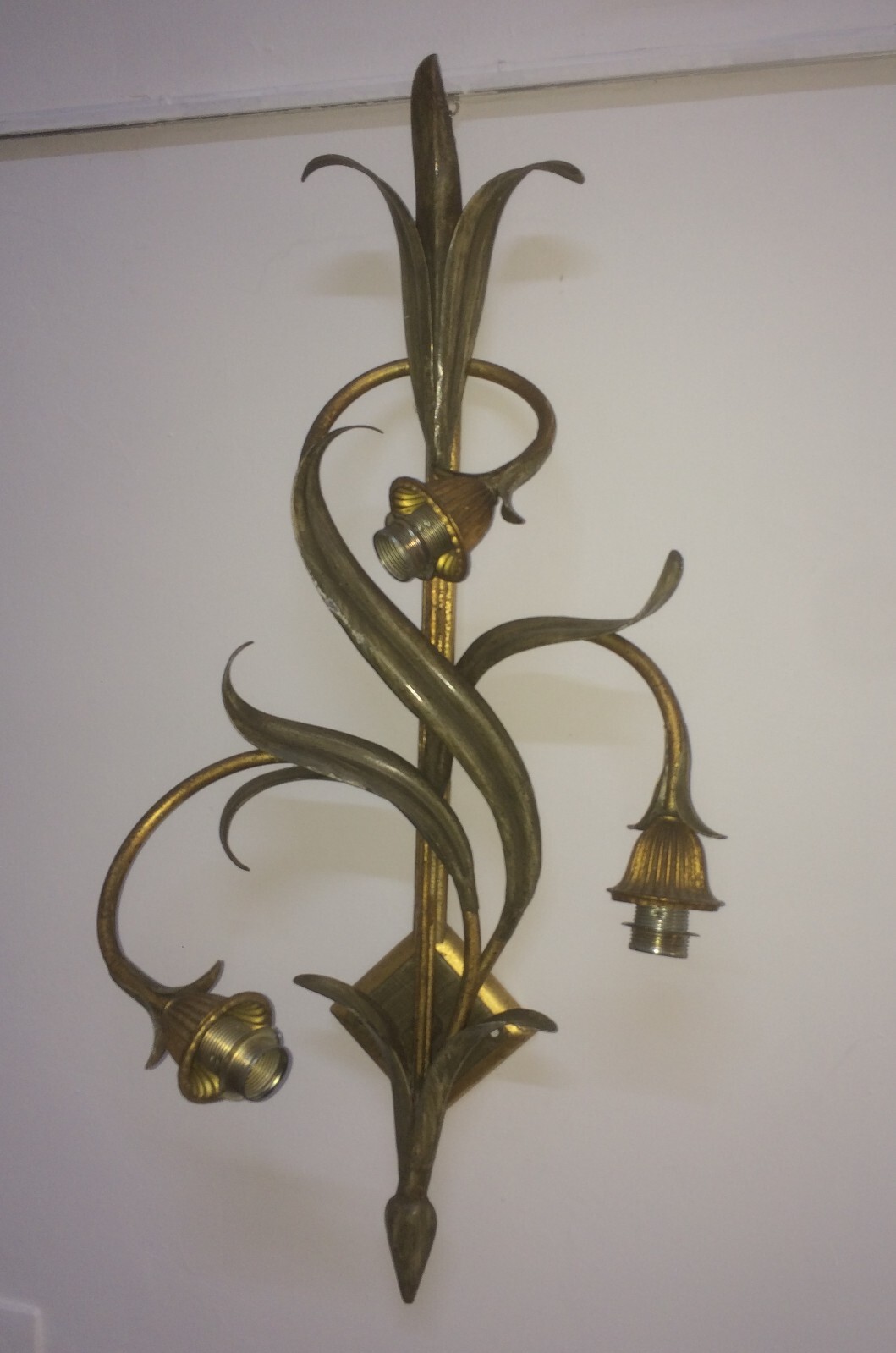Coppia Di Appliques In Metallo Dorato E Bronzato A Motivi Vegetali