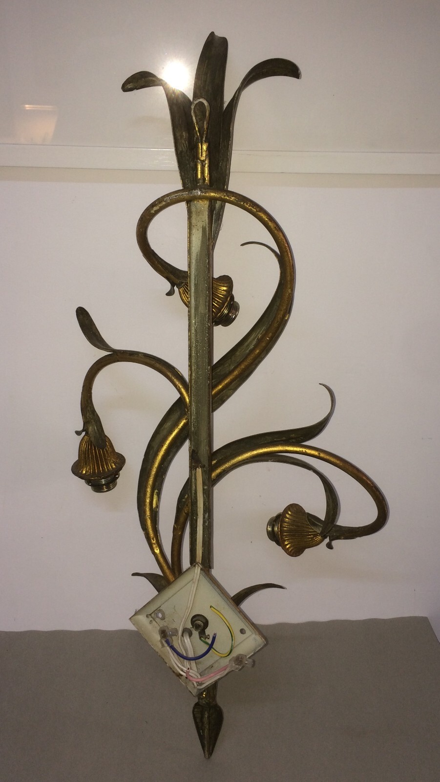 Coppia Di Appliques In Metallo Dorato E Bronzato A Motivi Vegetali