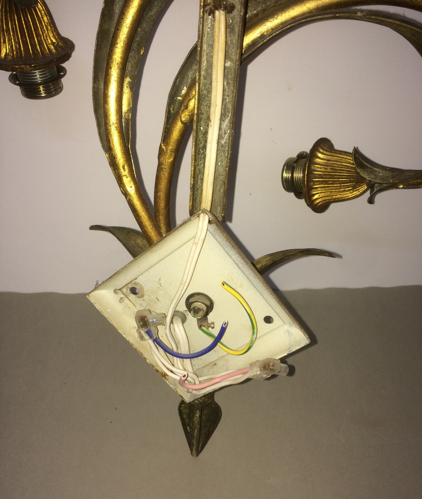 Coppia Di Appliques In Metallo Dorato E Bronzato A Motivi Vegetali
