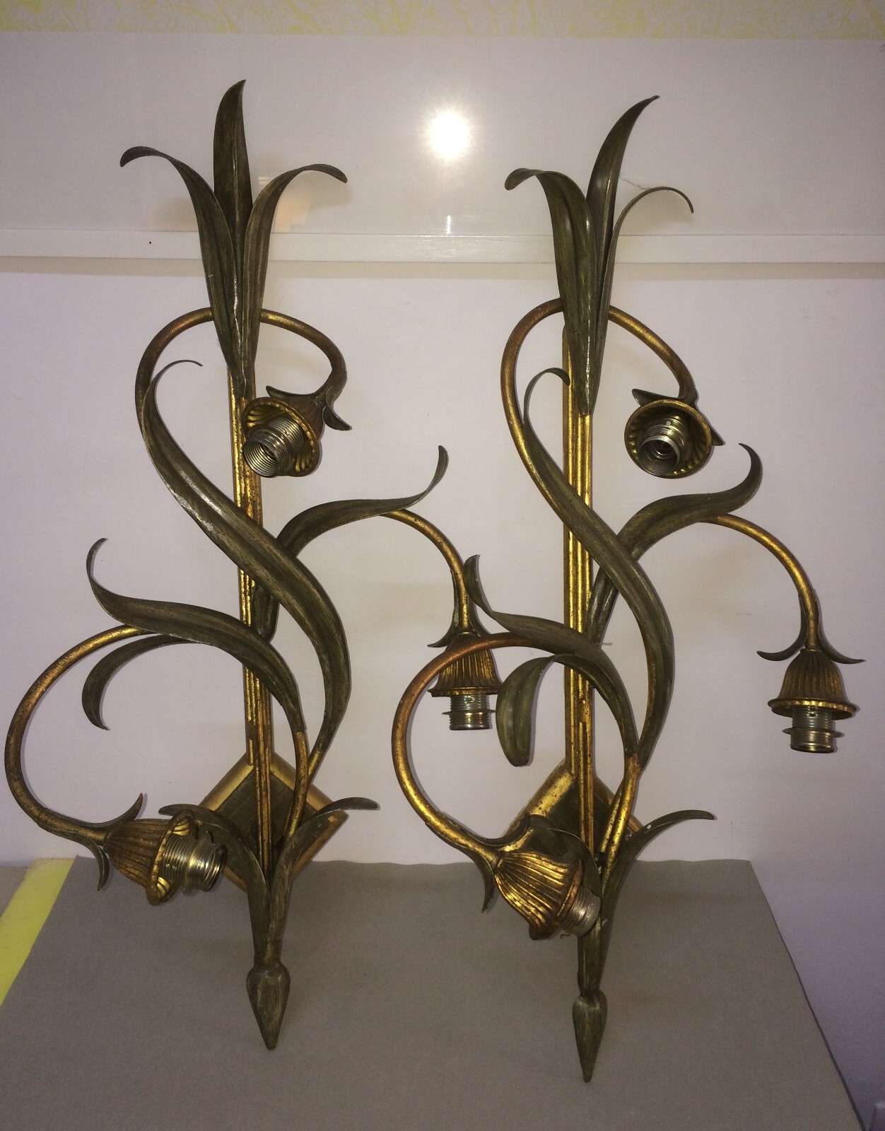Coppia Di Appliques In Metallo Dorato E Bronzato A Motivi Vegetali