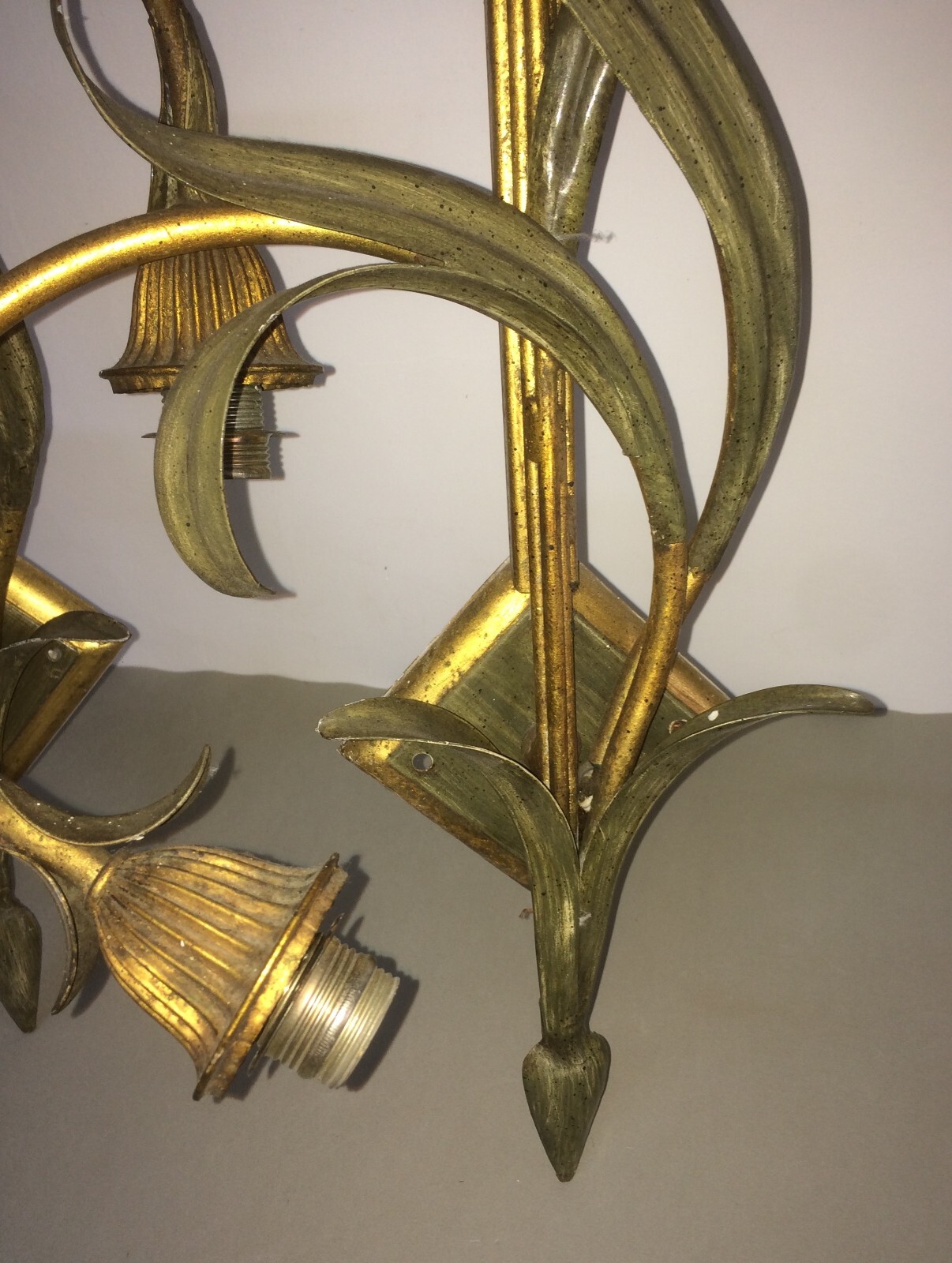 Coppia Di Appliques In Metallo Dorato E Bronzato A Motivi Vegetali