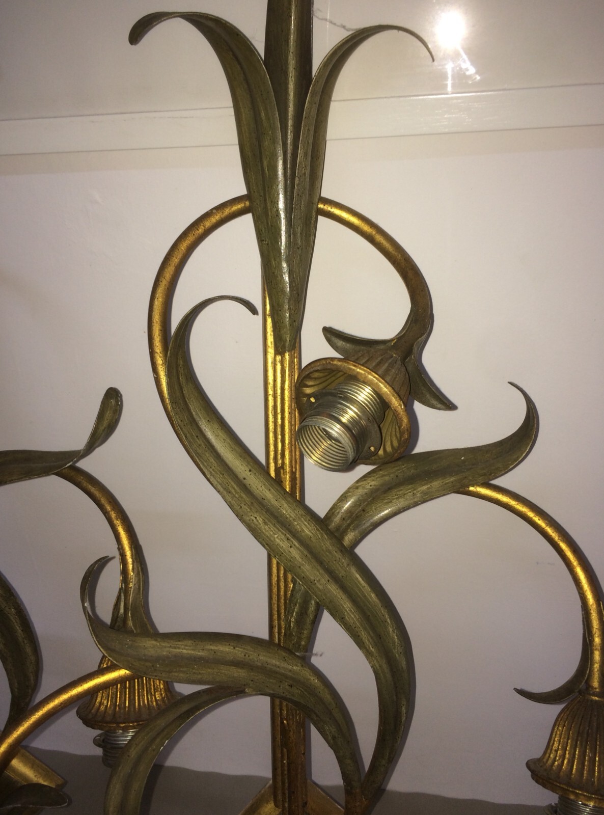 Coppia Di Appliques In Metallo Dorato E Bronzato A Motivi Vegetali