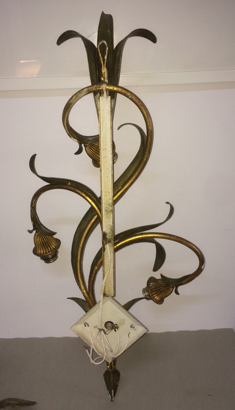 Coppia Di Appliques In Metallo Dorato E Bronzato A Motivi Vegetali