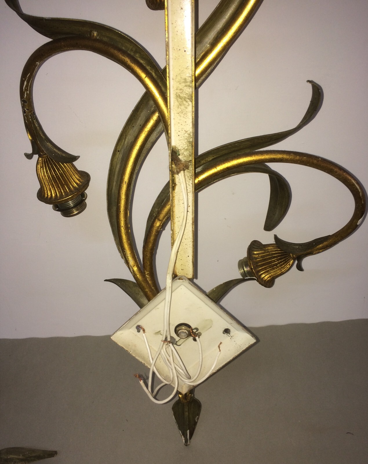 Coppia Di Appliques In Metallo Dorato E Bronzato A Motivi Vegetali