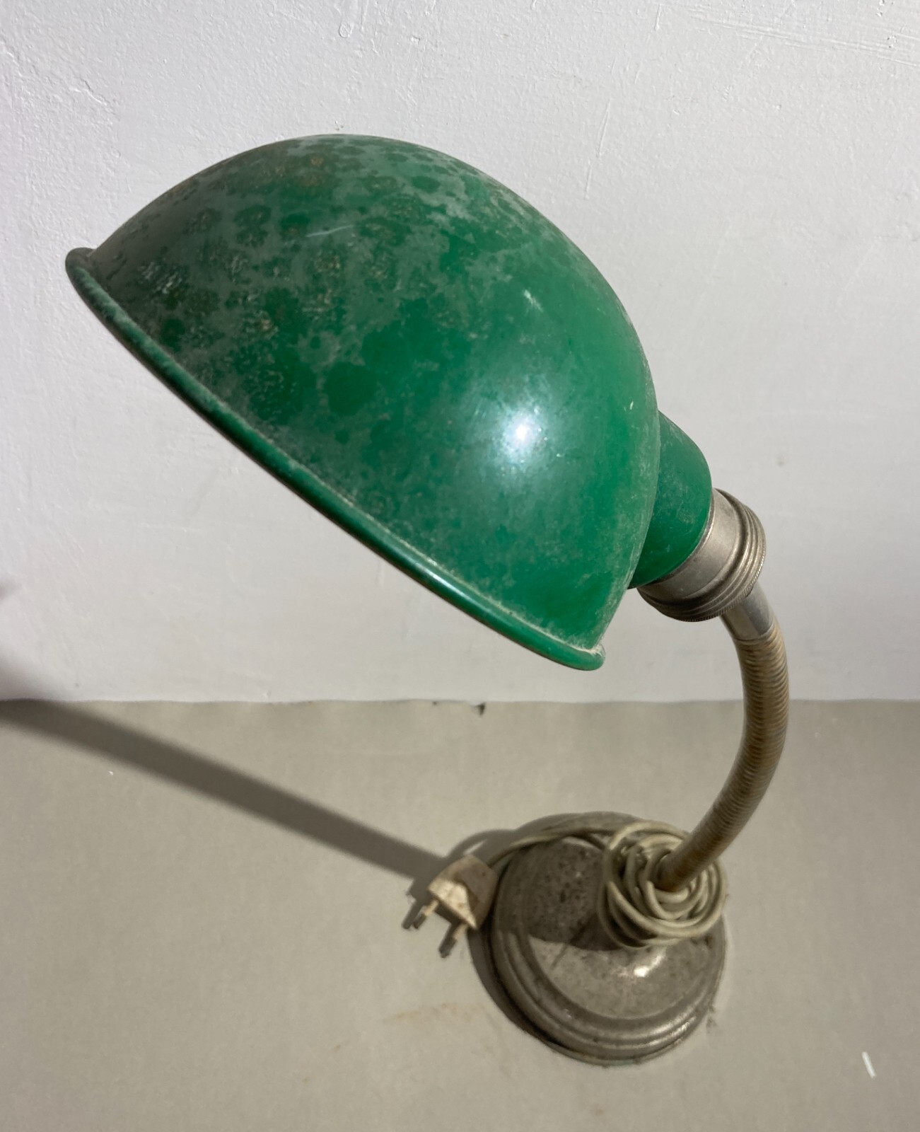 Lampada Da Tavolo Decorativa In Metallo Cromato E Laccato Verde, Anni '30