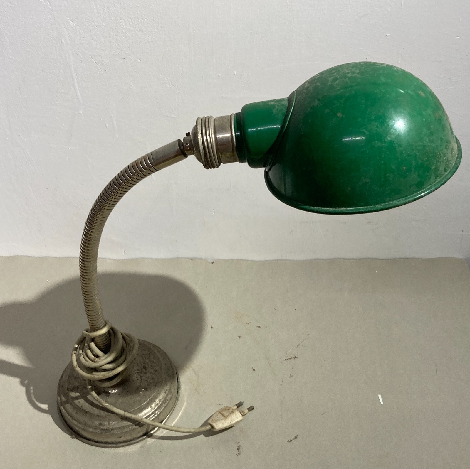 Lampada Da Tavolo Decorativa In Metallo Cromato E Laccato Verde, Anni '30