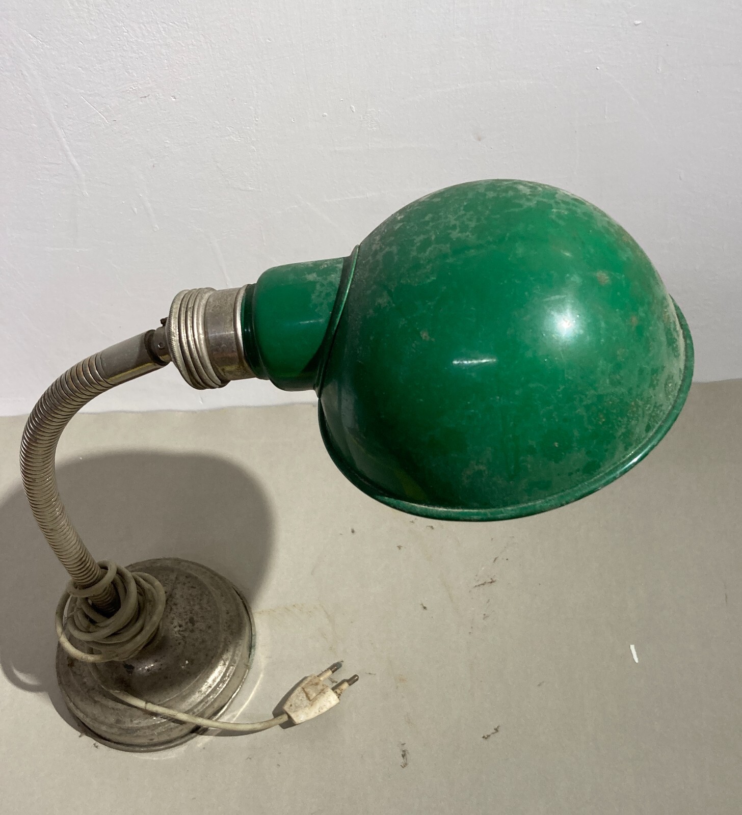 Lampada Da Tavolo Decorativa In Metallo Cromato E Laccato Verde, Anni '30