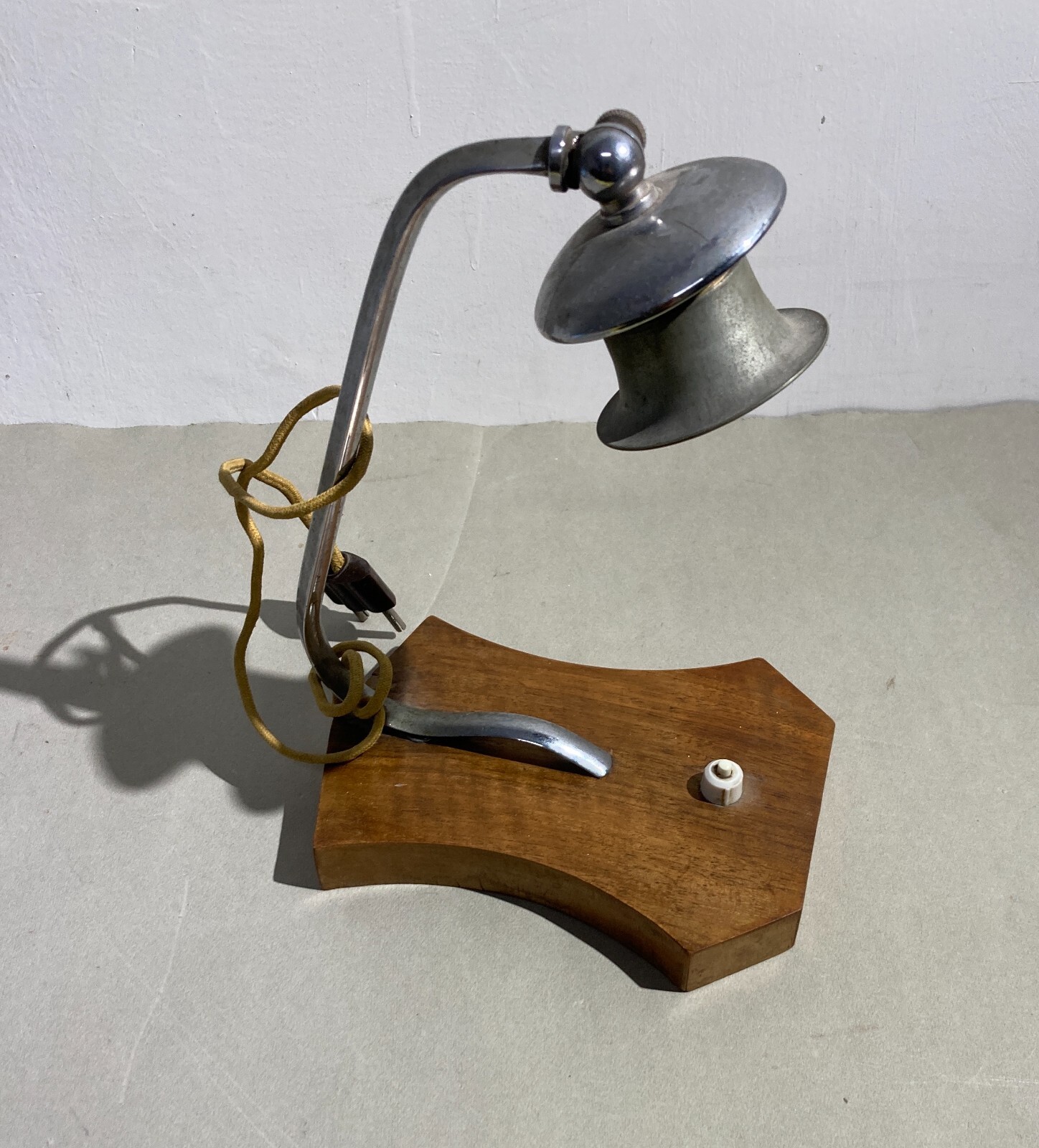 Lampada Da Tavolo Decorativa In Metallo Cromato E Legno, Anni '50