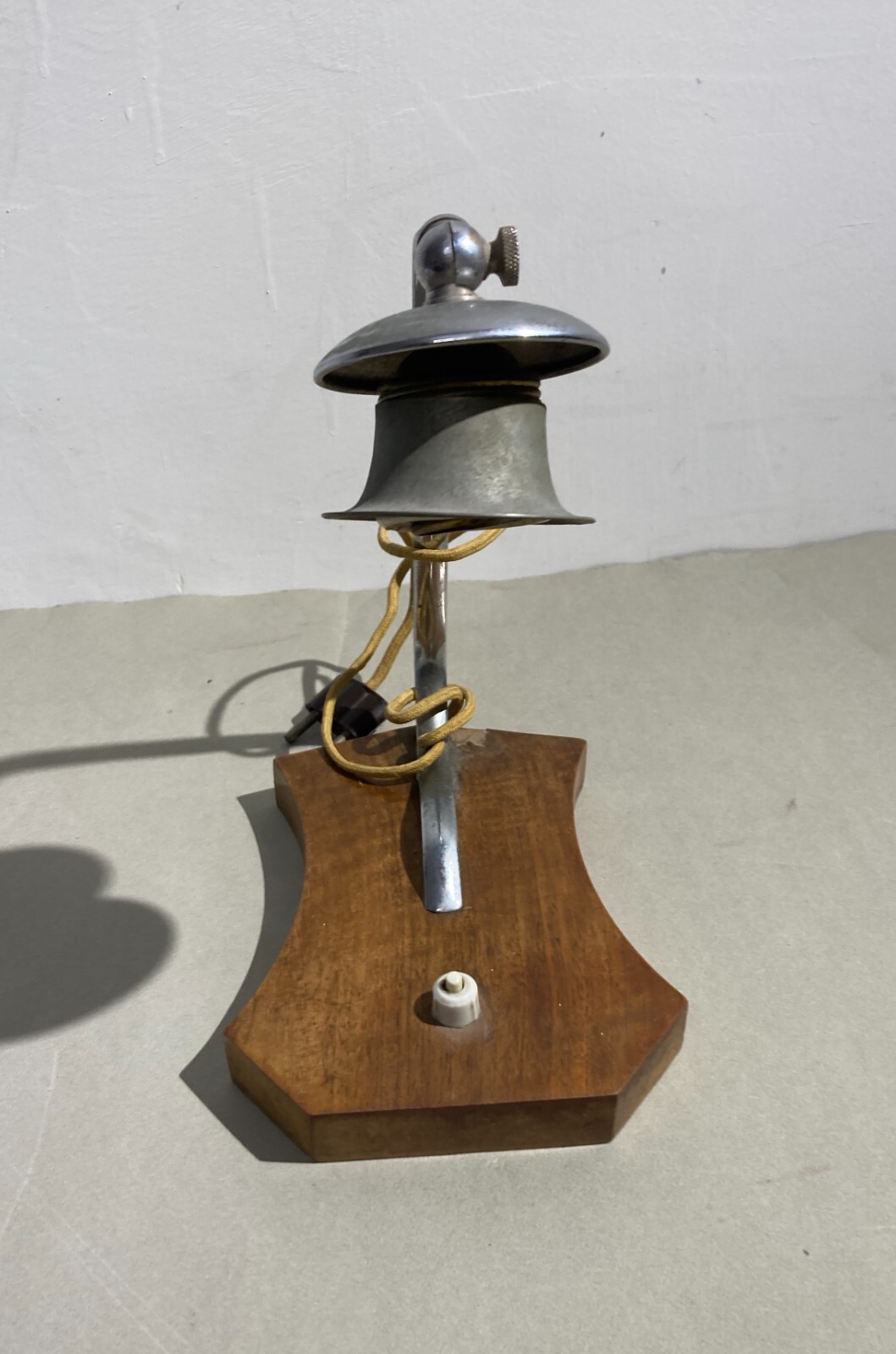 Lampada Da Tavolo Decorativa In Metallo Cromato E Legno, Anni '50