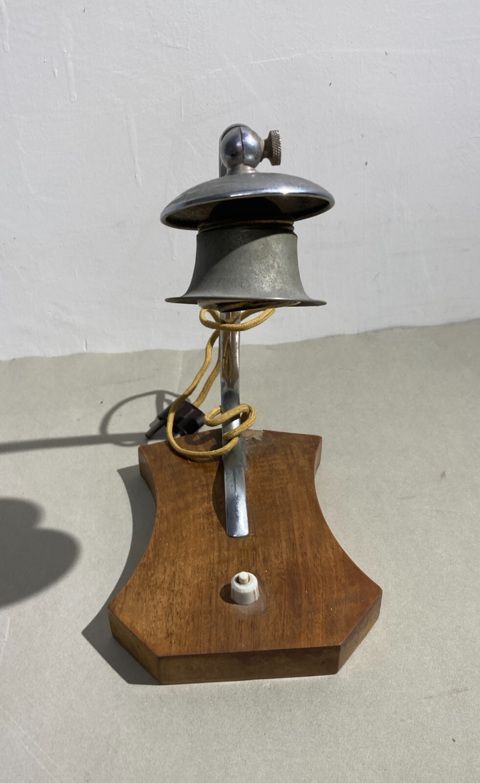 Lampada Da Tavolo Decorativa In Metallo Cromato E Legno, Anni '50