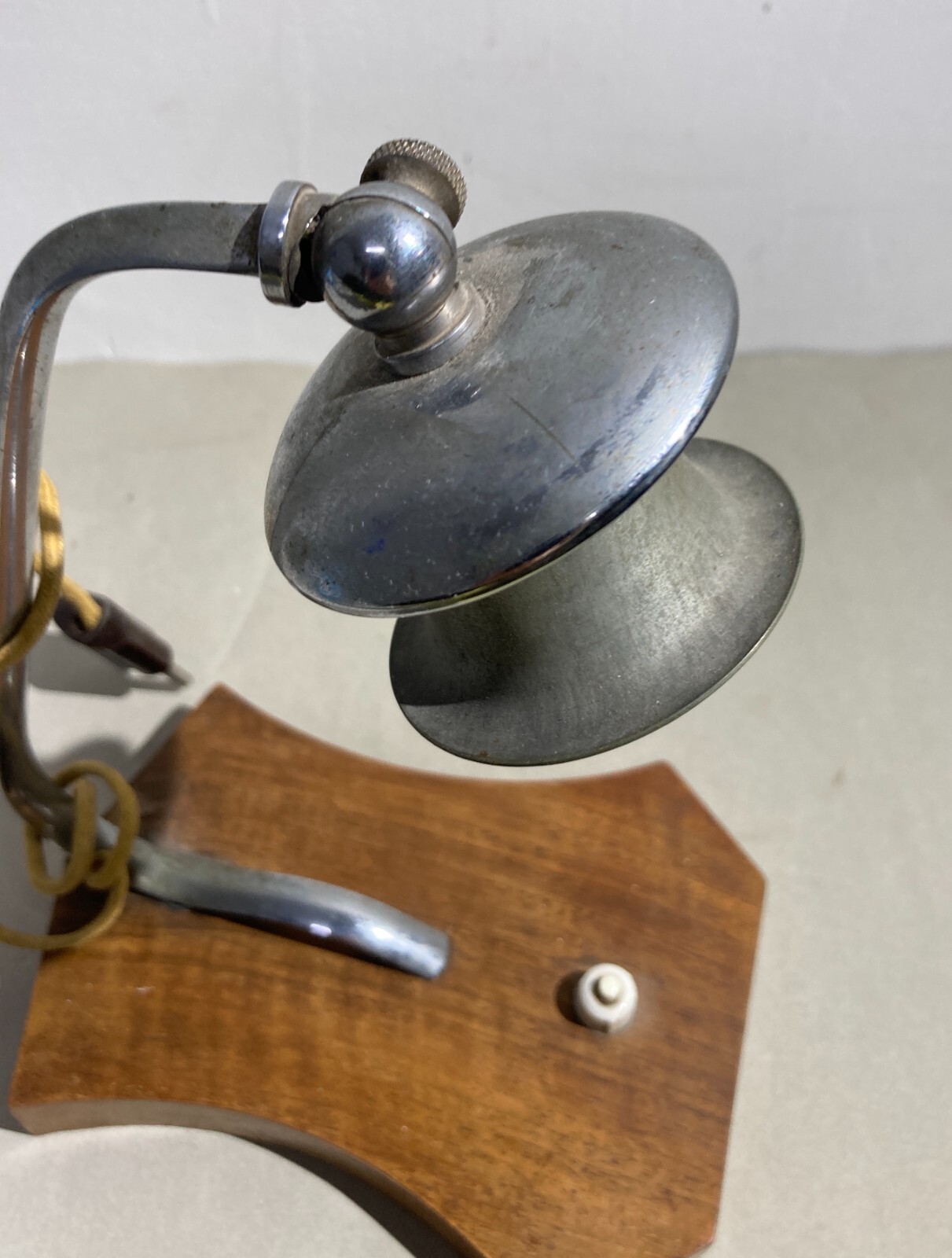 Lampada Da Tavolo Decorativa In Metallo Cromato E Legno, Anni '50