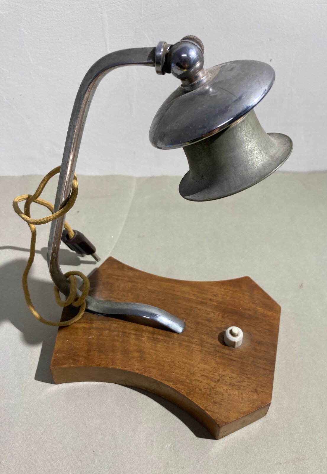 Lampada Da Tavolo Decorativa In Metallo Cromato E Legno, Anni '50