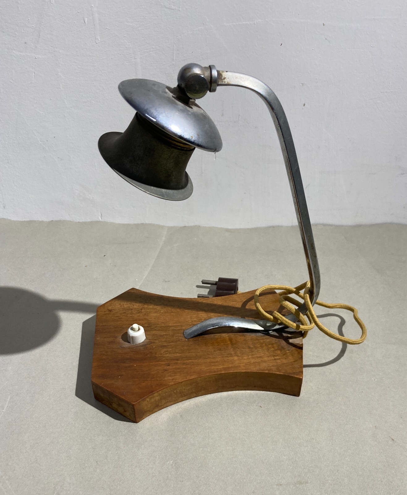 Lampada Da Tavolo Decorativa In Metallo Cromato E Legno, Anni '50