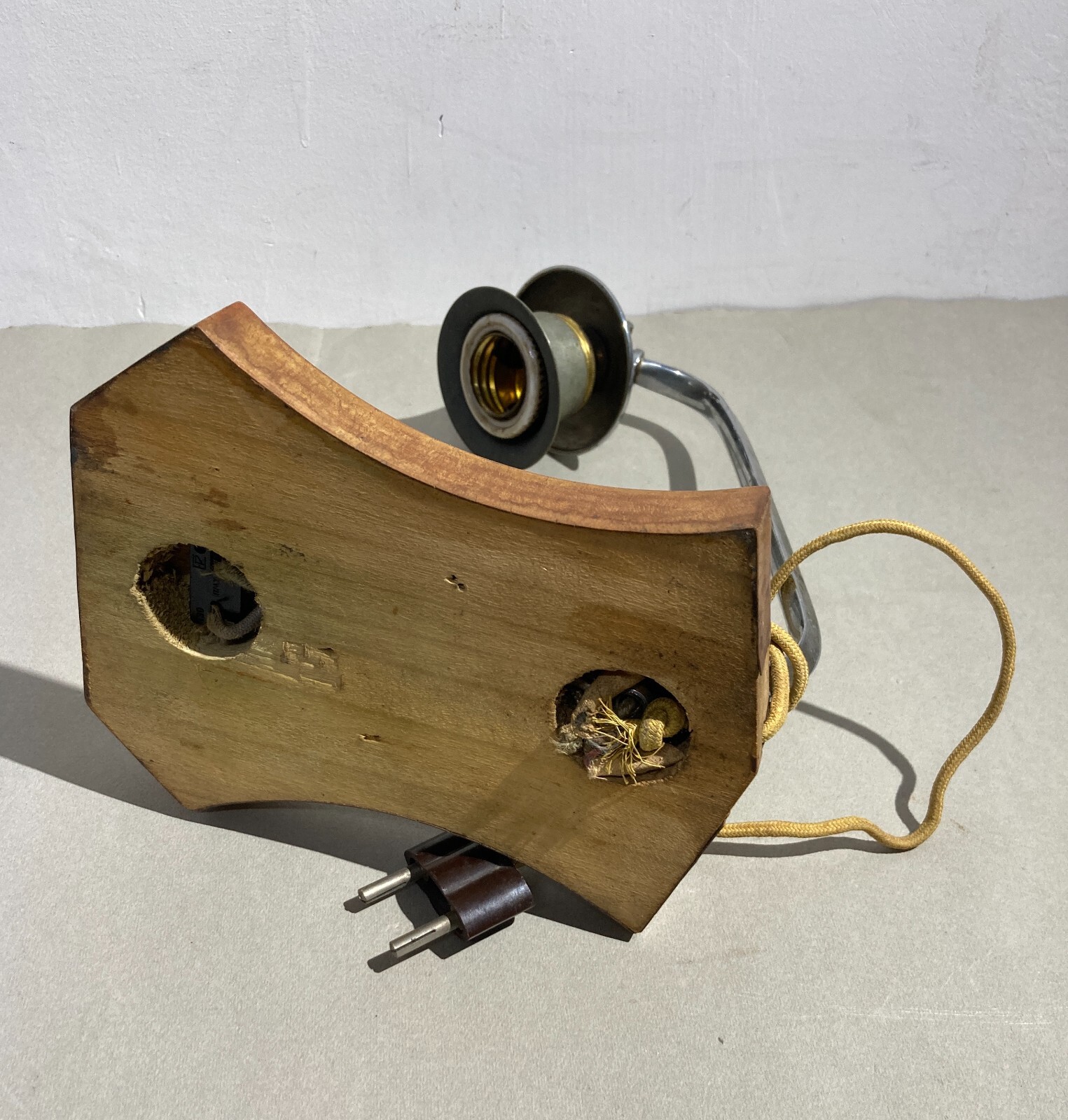 Lampada Da Tavolo Decorativa In Metallo Cromato E Legno, Anni '50