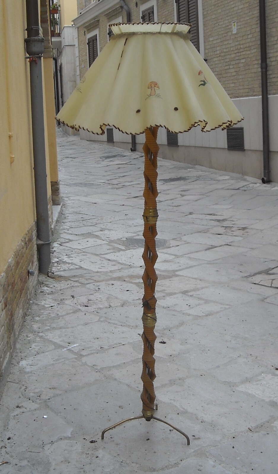 Modernariato, Design E Illuminazione Decorativa: Lampada Piantana, Anni '50