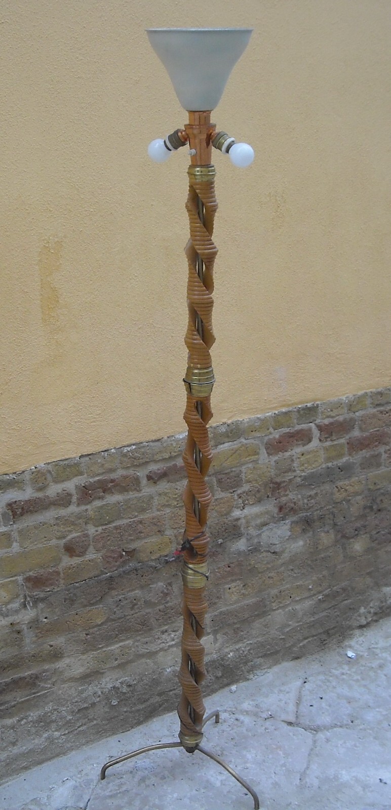 Modernariato, Design E Illuminazione Decorativa: Lampada Piantana, Anni '50