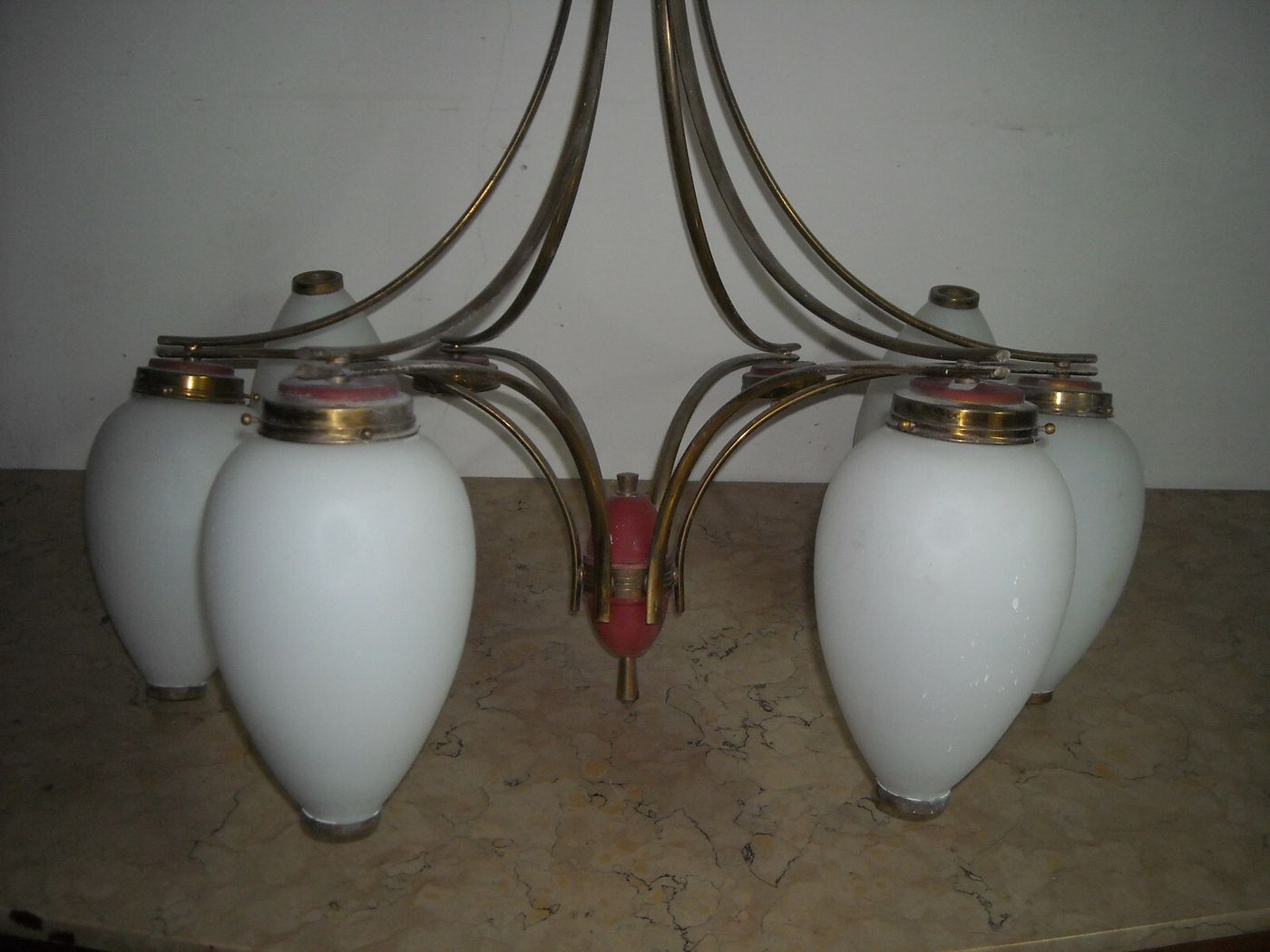 Design Modernariato, Inusuale Lampadario Decorativo Con Coppe In Vetro d'Epoca