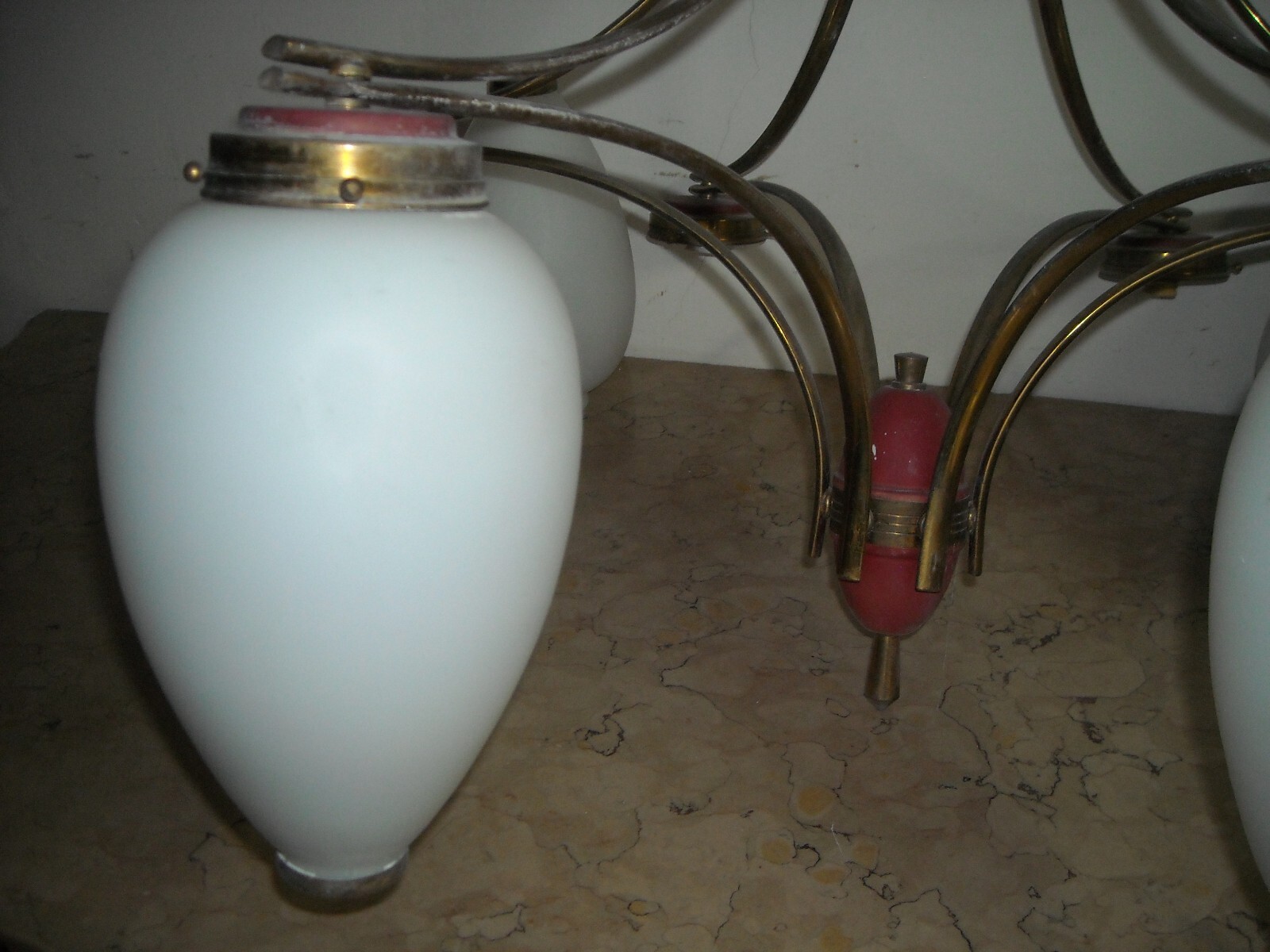 Design Modernariato, Inusuale Lampadario Decorativo Con Coppe In Vetro d'Epoca