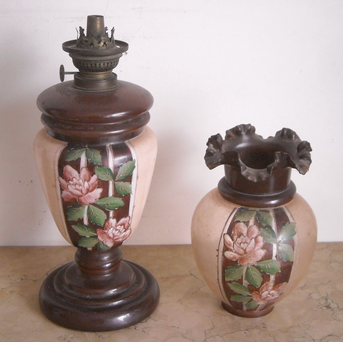 Lampada Da Tavolo, Antico Lume A Petrolio Liberty, Vetro Dipinto Floreale