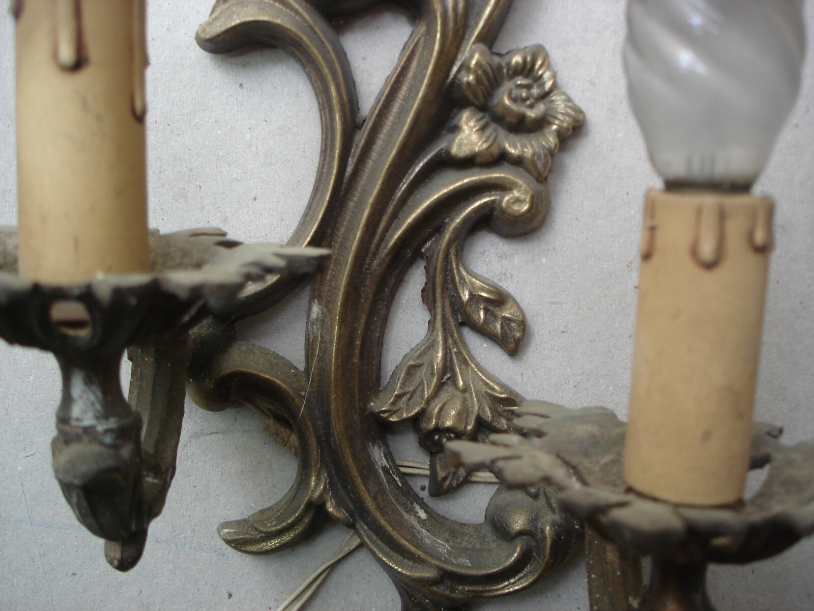 Modernariato: Applique Decorativa Da Parete In Metallo Bronzato