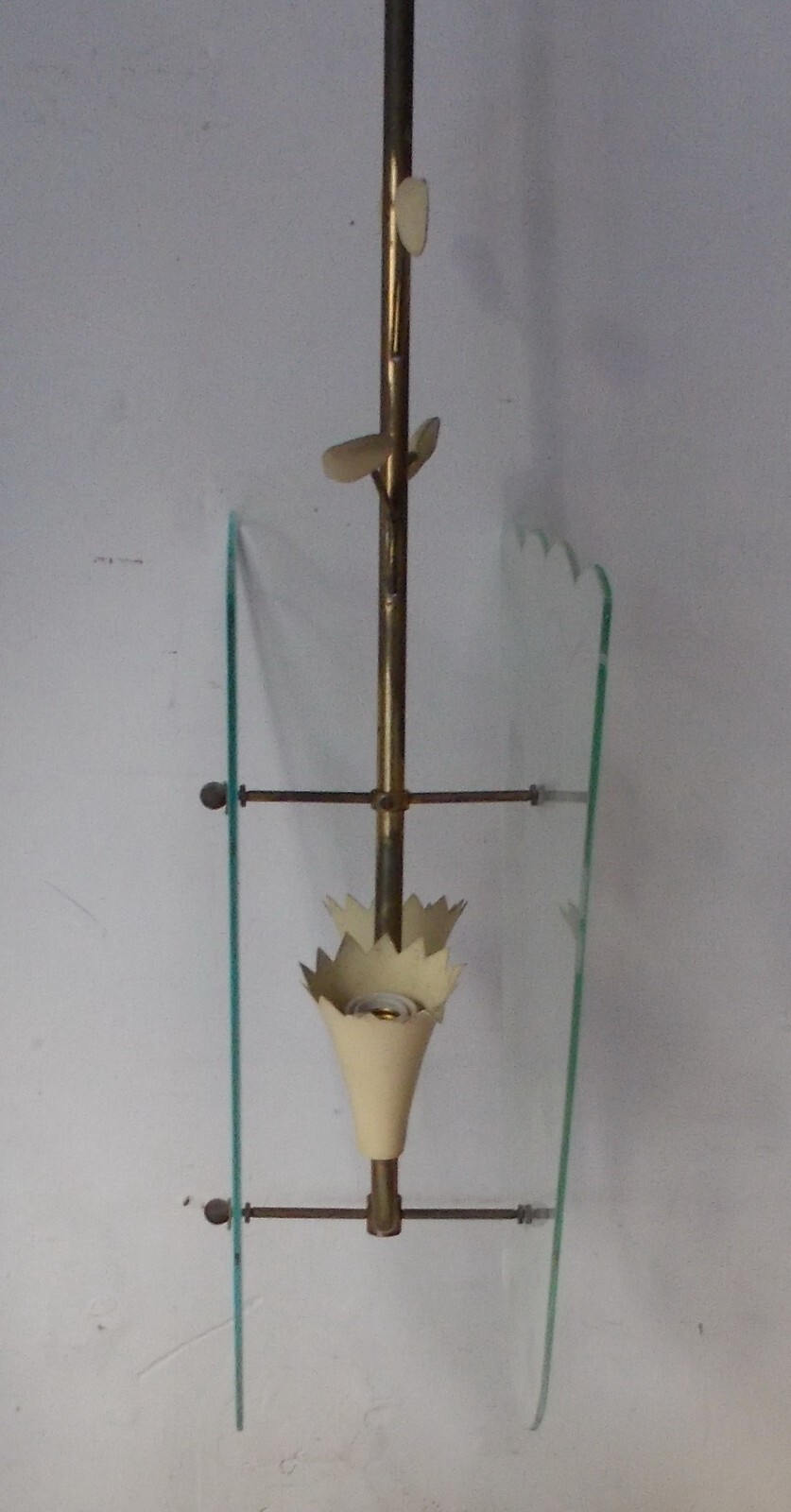 Illuminazione Design: Elegante Lampadario Stilizzato E Lampada Decorativa