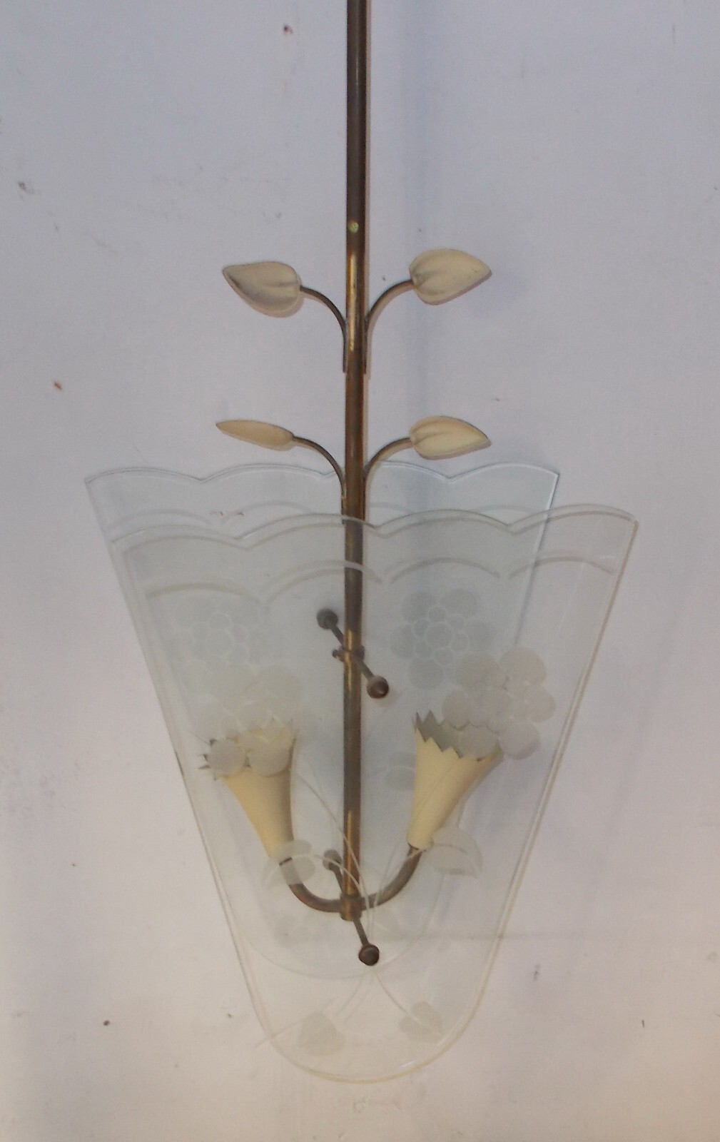 Illuminazione Design: Elegante Lampadario Stilizzato E Lampada Decorativa