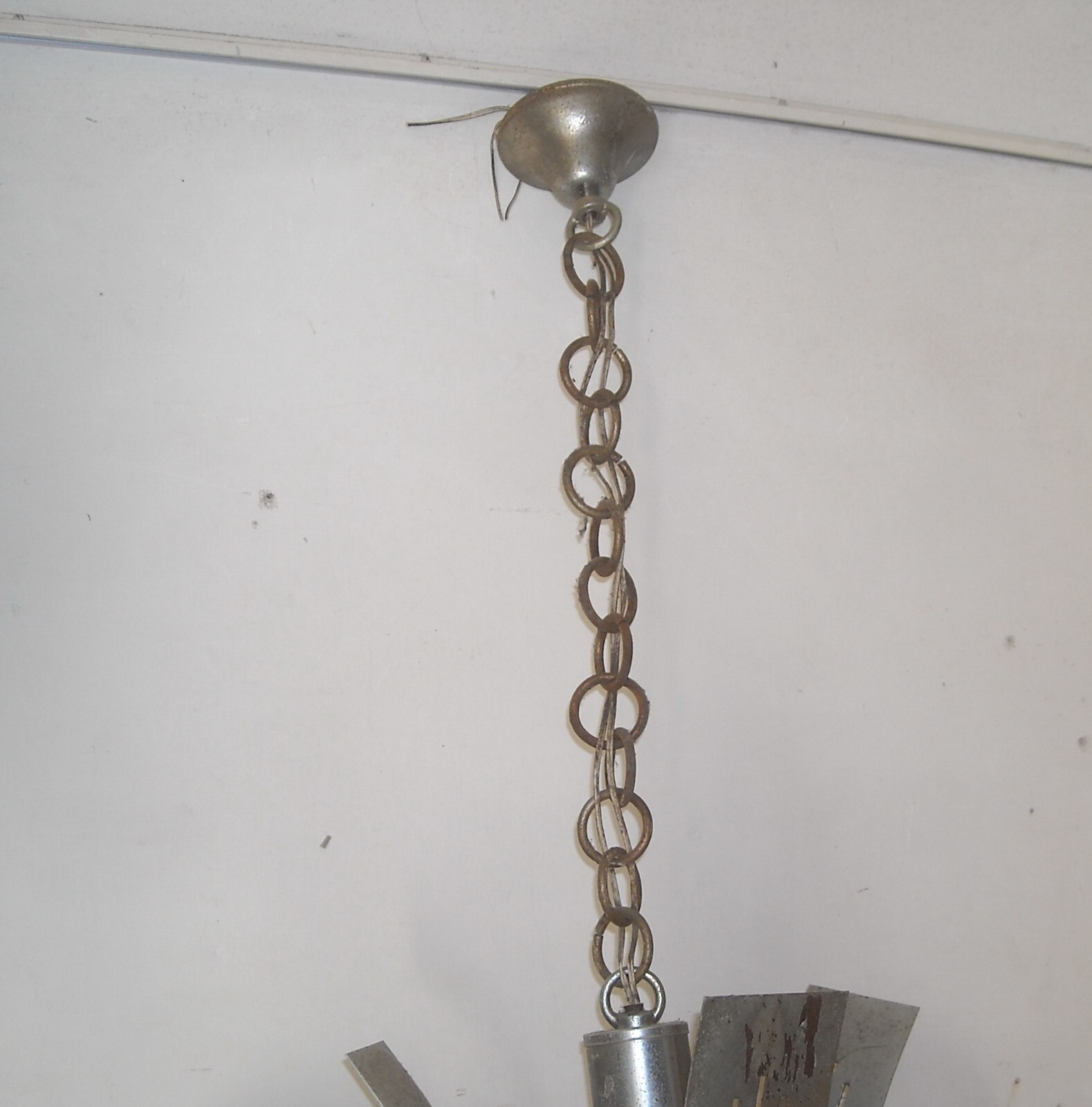 Inusuale Lampadario d'Epoca In Metallo Cromato E Vetri