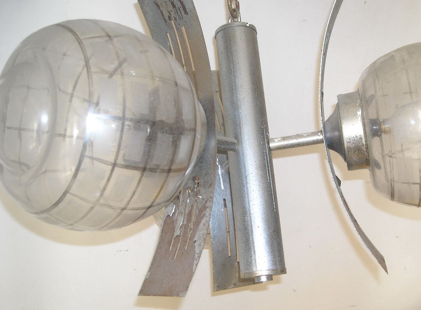 Inusuale Lampadario d'Epoca In Metallo Cromato E Vetri