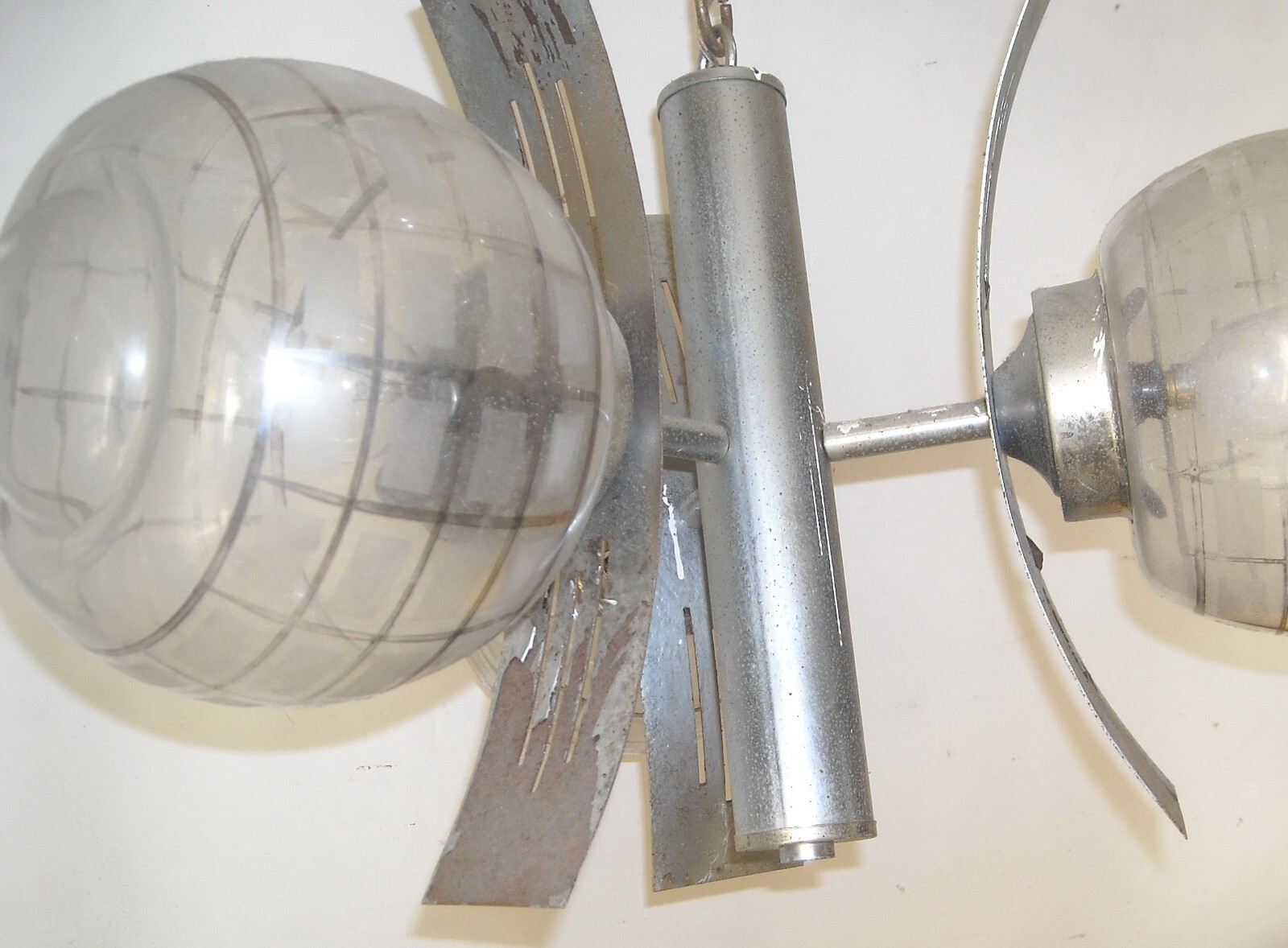 Inusuale Lampadario d'Epoca In Metallo Cromato E Vetri